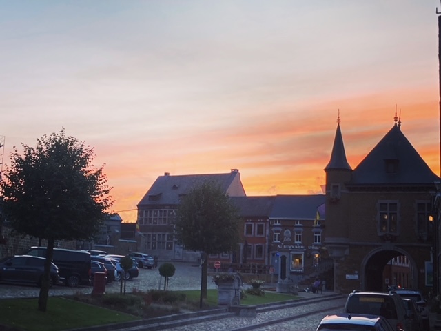 Soleil couchant sur la Place de la Halle.